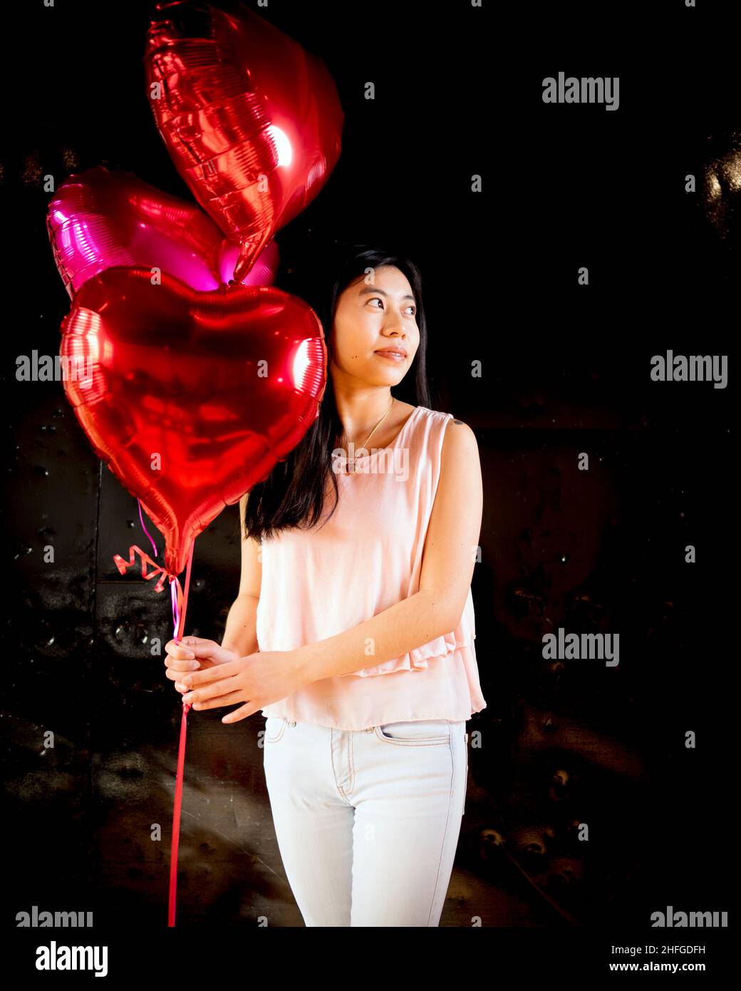 Junge Ostasiatische Frau Hält Valentinstag Herz Ballons Stockfoto