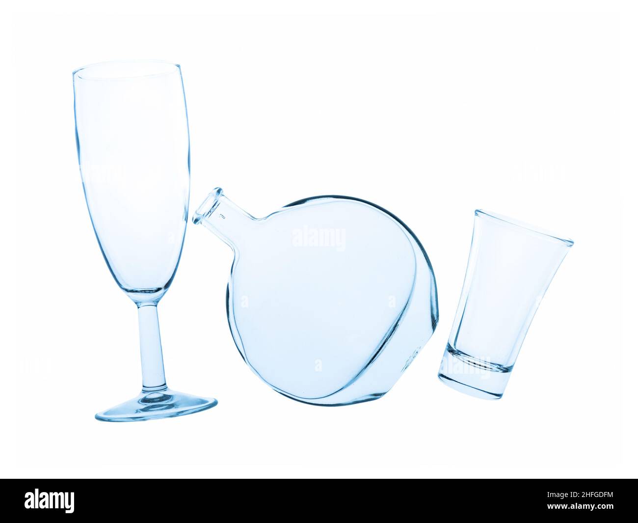 Glaswaren - zwei Gläser und eine Flasche. Isoliert. Stockfoto