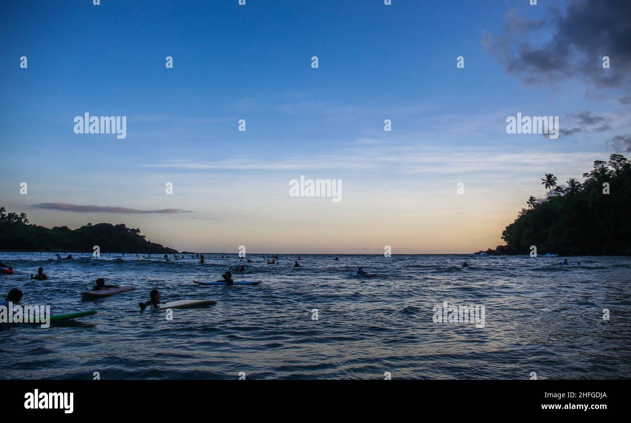 16. Januar 2022, Dickwella, Süd, Sri Lanka: Touristen reiten am 16. januar 2022 eine Welle am Strand von Hiriketiya in der südlichen Stadt Dickwella, Sri Lanka. (Bild: © Pradeep Dambarage/ZUMA Press Wire) Stockfoto