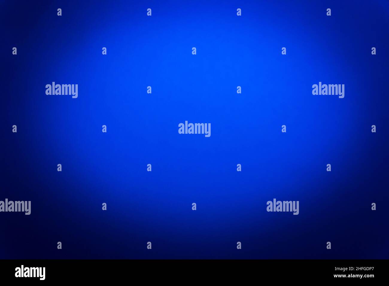 Dunkelblauer Hintergrund leer Grunge Wand abstrakt Spotlight Oberfläche Vignette. Stockfoto