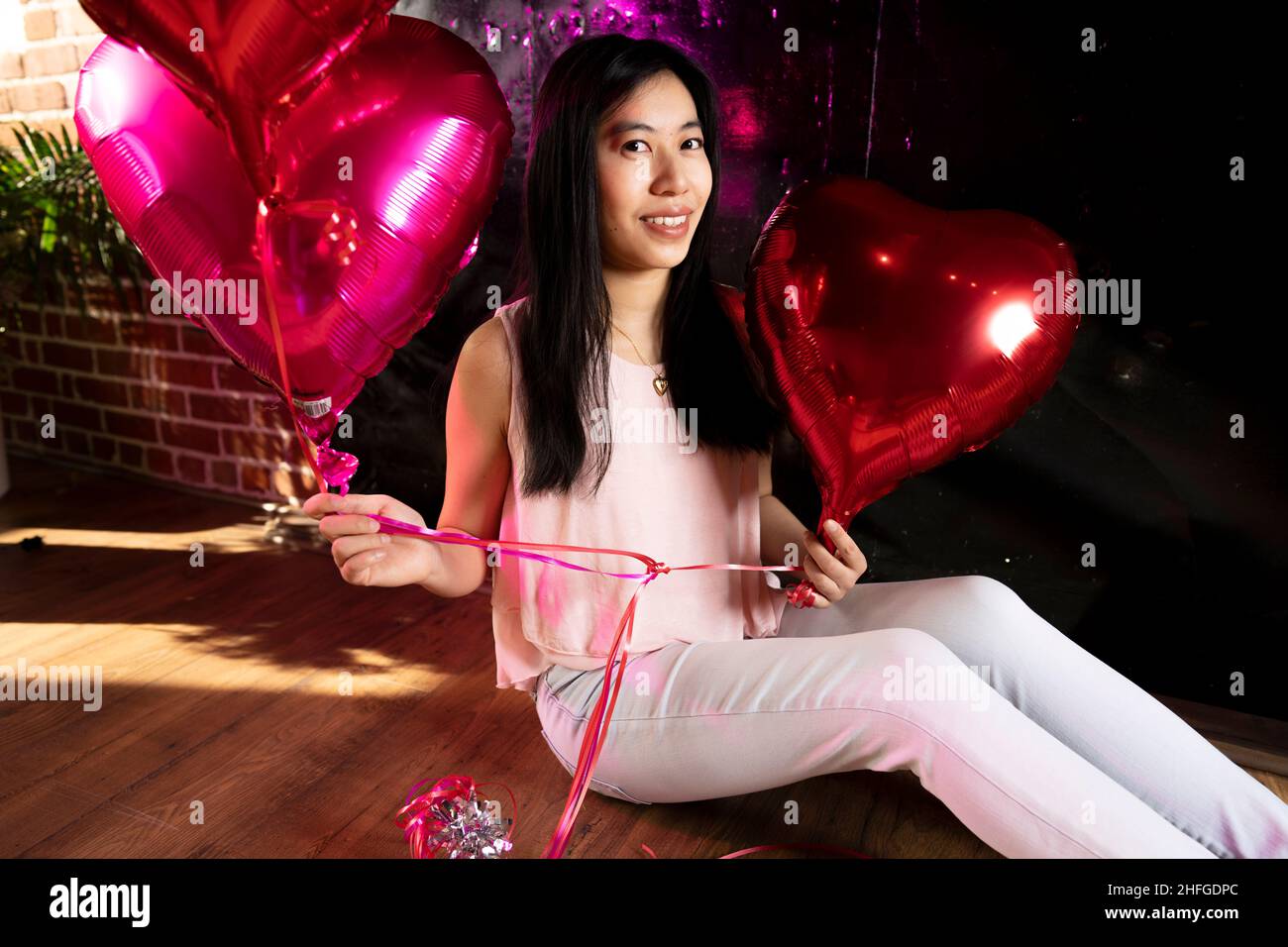 Junge Ostasiatische Frau Hält Valentinstag Herz Ballons Stockfoto