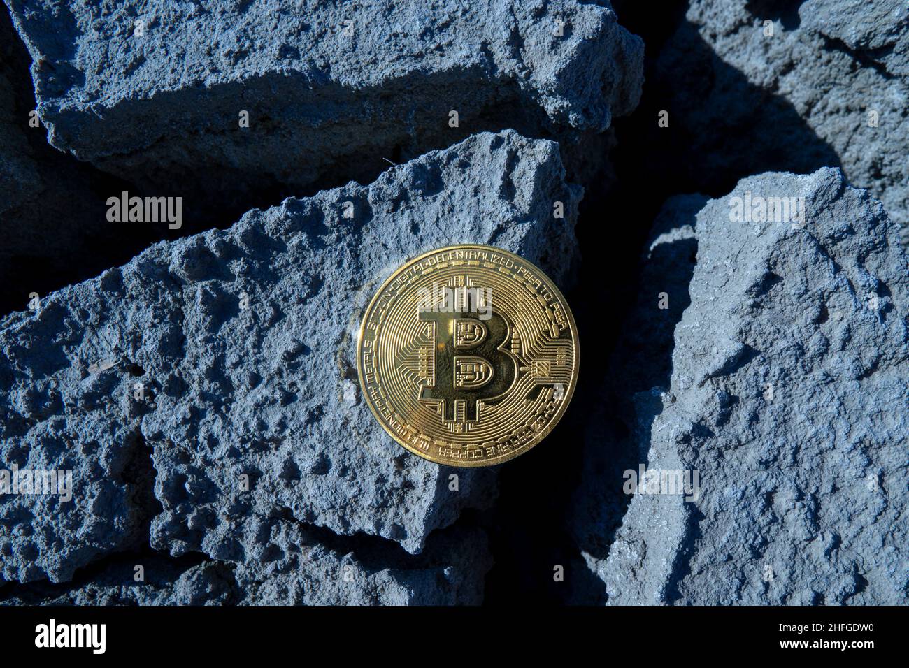 BITCOIN BTC AUF DEM BODEN EINES TROCKENEN SEES SYMBOLISIERT BÄRENMARKT UND SCHLECHTEN MONAT UND JAHR Stockfoto