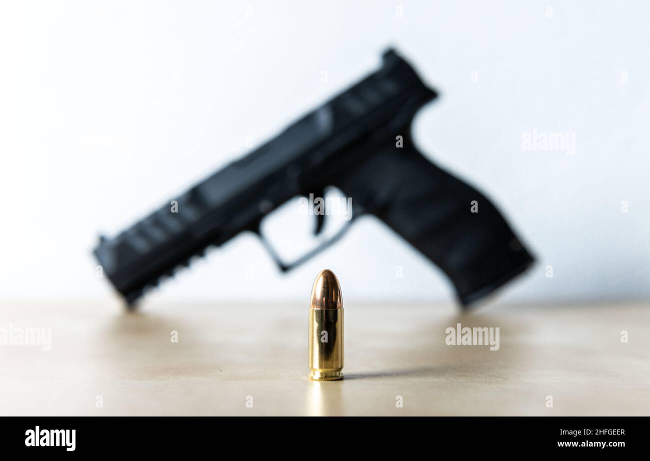Rottweil, Deutschland. 15th Januar 2022. Eine 9mm Kartusche steht auf einem Tisch eines Sportschützen. Im Hintergrund ist eine Walther PDP Full Size 5' Pistole zu sehen. Kredit: Silas Stein//dpa/Alamy Live Nachrichten Stockfoto Rottweil, Deutschland. 15th Januar 2022. Eine 9mm Kartusche steht auf einem Tisch eines Sportschützen. Im Hintergrund ist eine Walther PDP Full Size 5' Pistole zu sehen. Kredit: Silas Stein//dpa/Alamy Live Nachrichten Stockfoto