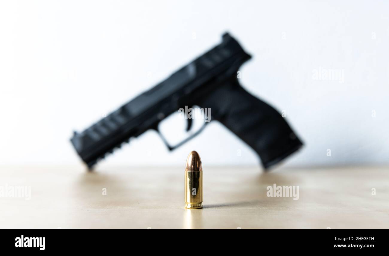 Rottweil, Deutschland. 15th Januar 2022. Eine 9mm Kartusche steht auf einem Tisch eines Sportschützen. Im Hintergrund ist eine Walther PDP Full Size 5' Pistole zu sehen. Kredit: Silas Stein//dpa/Alamy Live Nachrichten Stockfoto Rottweil, Deutschland. 15th Januar 2022. Eine 9mm Kartusche steht auf einem Tisch eines Sportschützen. Im Hintergrund ist eine Walther PDP Full Size 5' Pistole zu sehen. Kredit: Silas Stein//dpa/Alamy Live Nachrichten Stockfoto