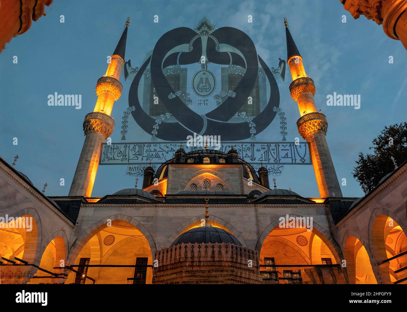 Blick auf die Yeni Valide Moschee im Stadtteil Uskudar von Istanbul Stockfoto