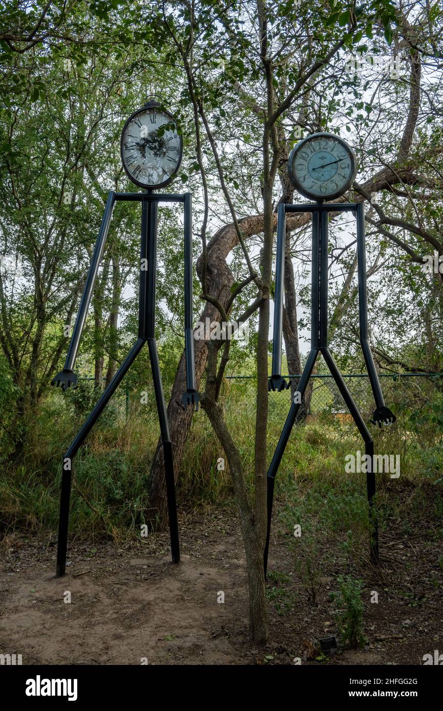 Seltsame Kunst im Garten, Pfeifenfiguren mit Ziffernblatt. Quinta Mazatlan World Birding Center. McAllen, Texas, USA. Stockfoto