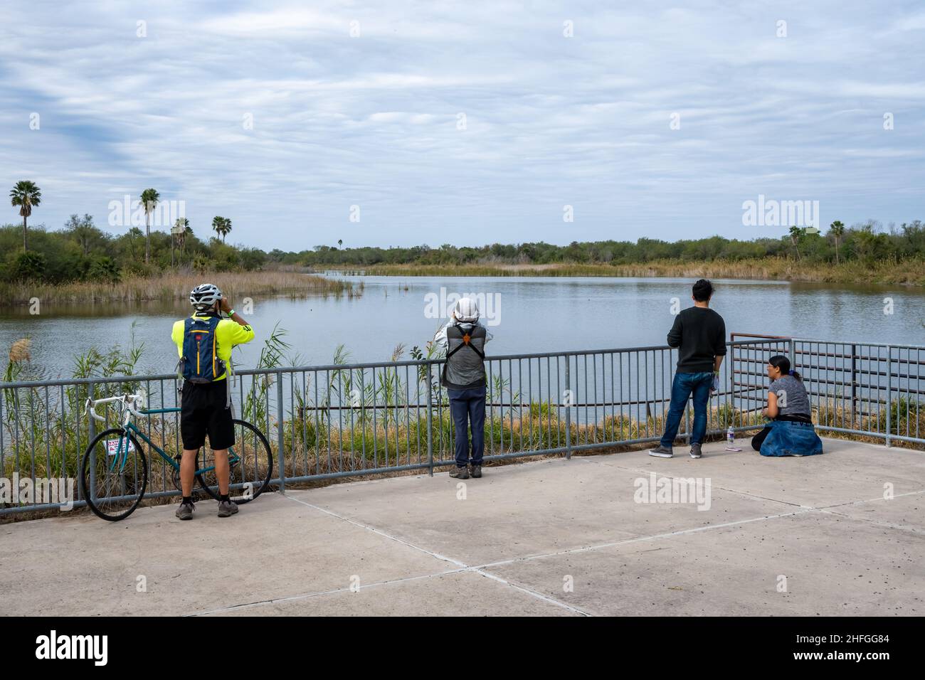 Besucher genießen den Blick auf Rio Grande im Bentsen-Rio Grande Valley State Park. McAllen, Texas, USA. Stockfoto