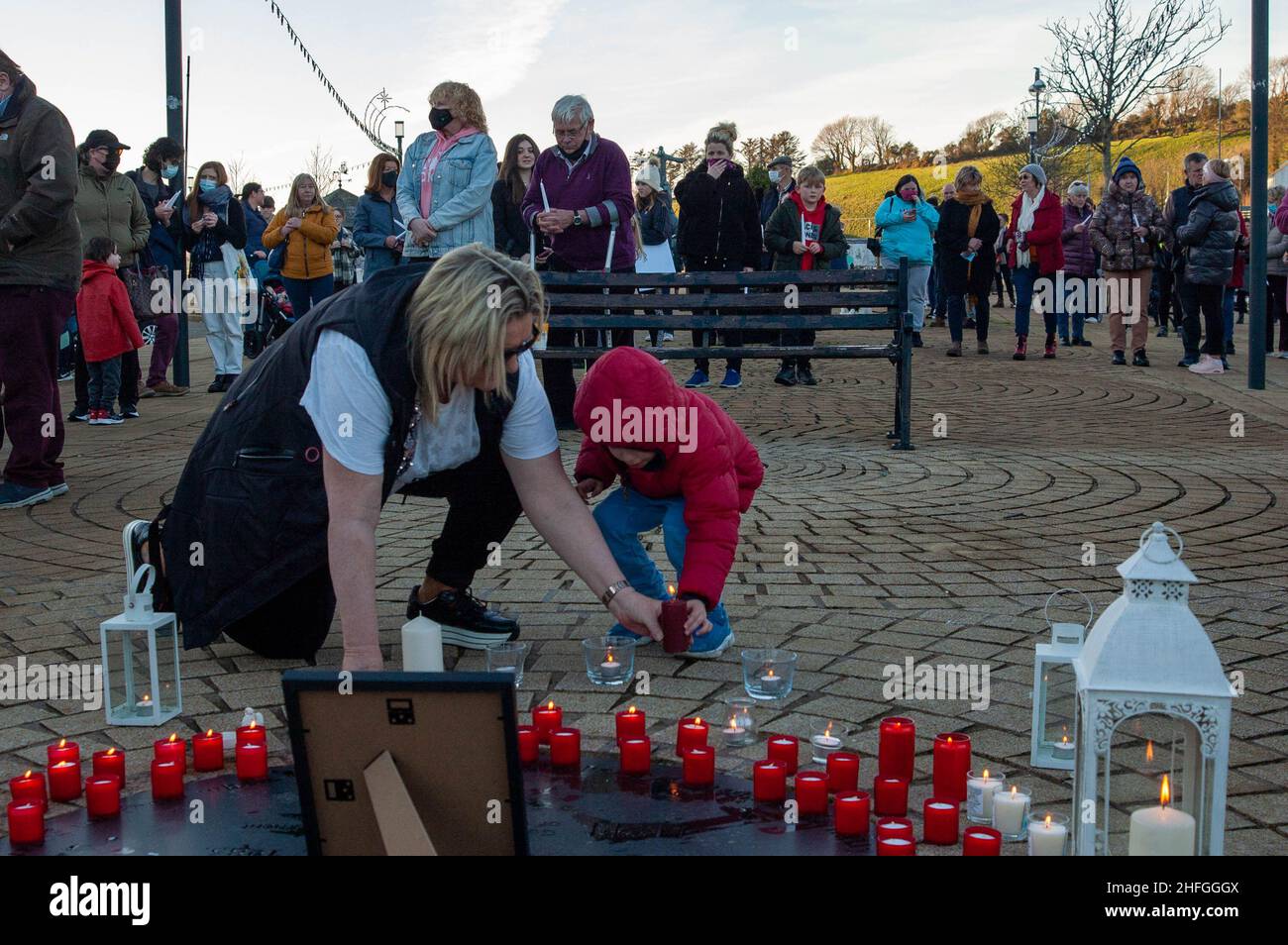 Bantry, West Cork, Irland. 16th Januar 2022. Etwa 800 Menschen versammelten sich heute Abend in Bantry, um eine Mahnwache zum Gedenken an Ashling Murphy abzuhalten. Frau Murphy wurde am Mittwochnachmittag am Ufer des Canale Grande, Co. Offaly, tot aufgefunden. Gardaí sind immer noch auf der Suche nach ihrem Mörder, der auf breiter Basis bleibt. Ein Mann wurde verhaftet und verhört, aber ohne Anklage freigelassen, nachdem er von jeglicher Beteiligung an diesem Verbrechen freigesprochen wurde. Kredit: Ed/Alamy Live Nachrichten Stockfoto