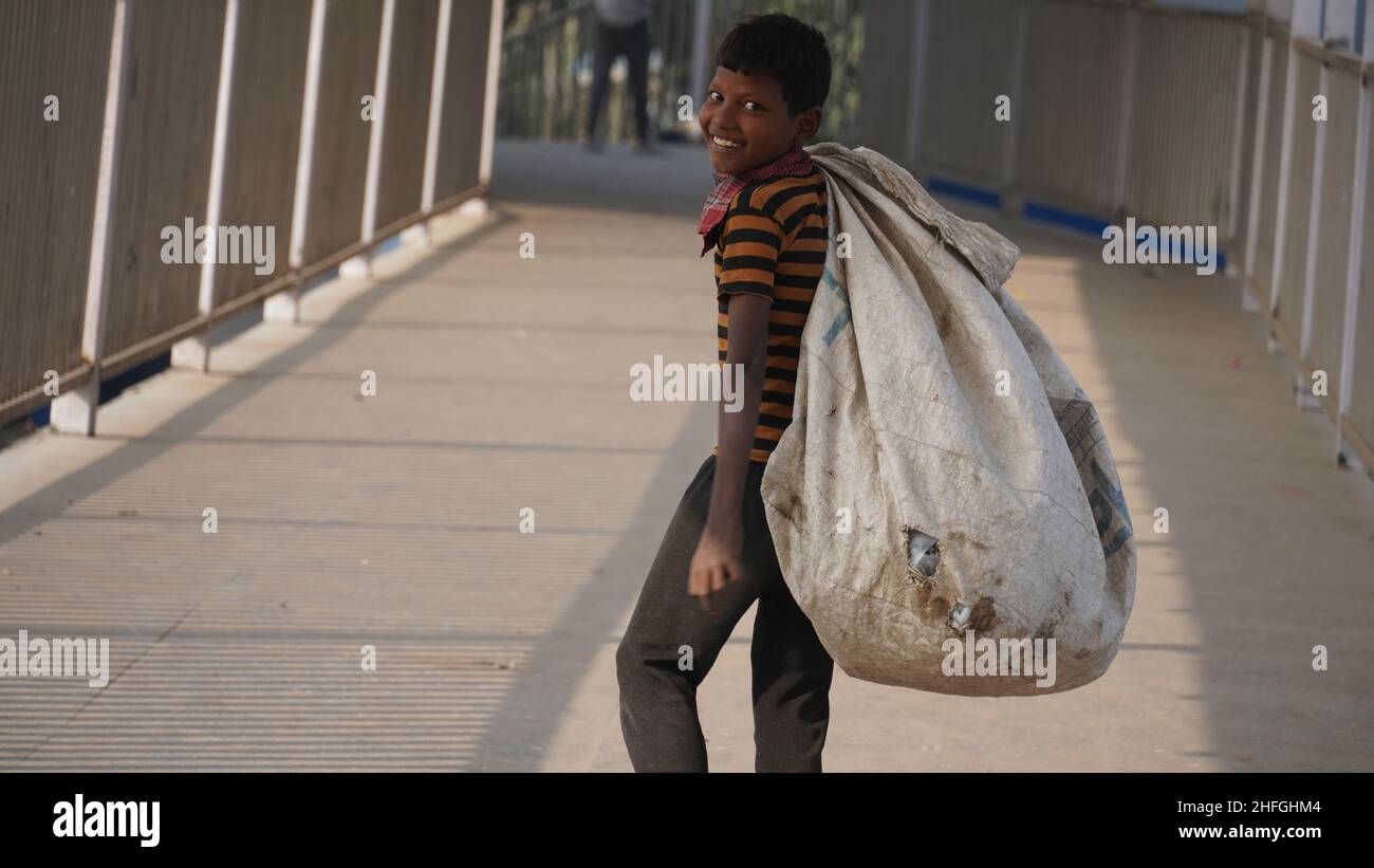 Peeragarhi, Delhi, INDIEN - 13. NOVEMBER 2019: Unidentifizierter Bagger Kid in der Metro Stockfoto