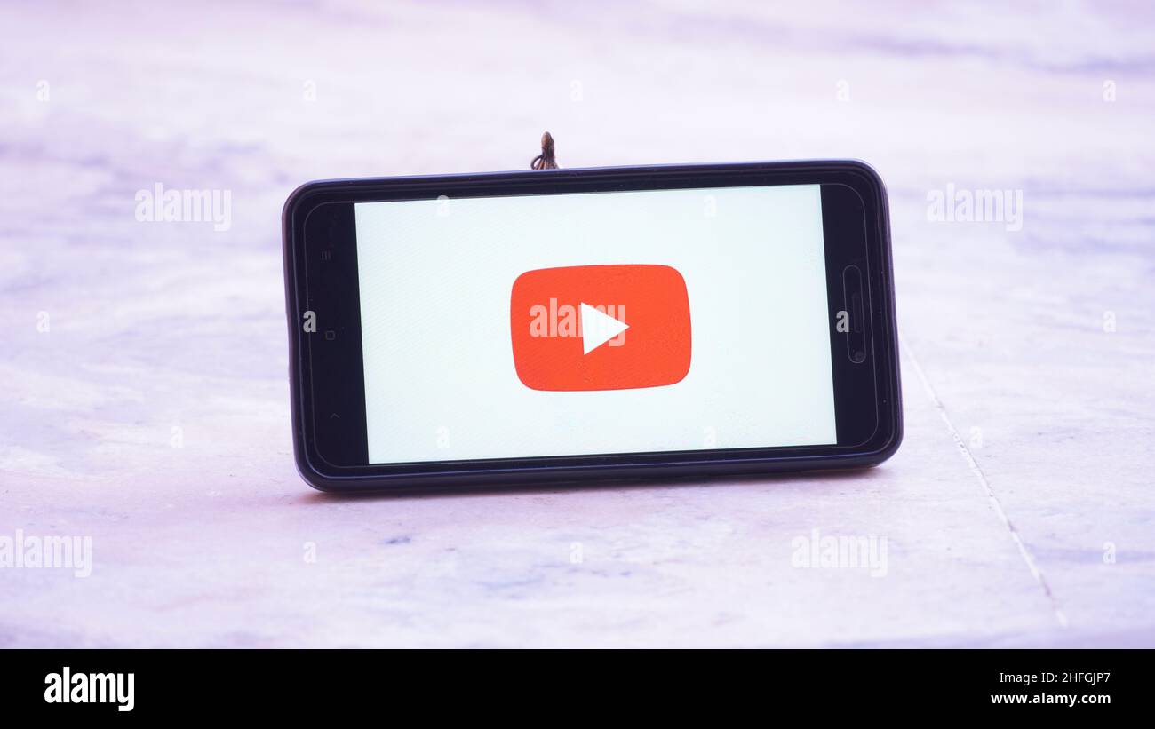 youtube-Begrüßungsbildschirm-Logo in der mobilen und mobilen in der Hand Stockfoto