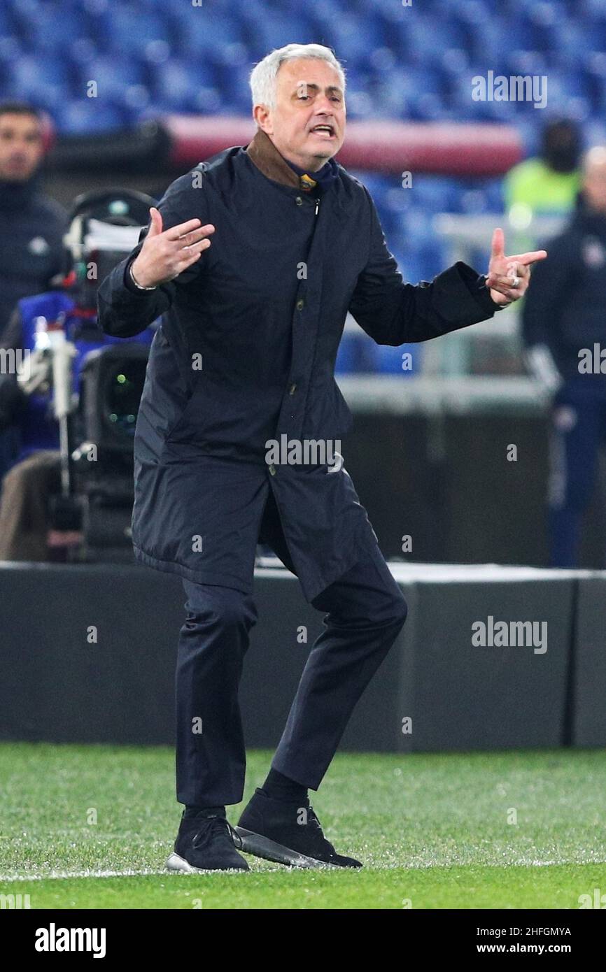 Rom, Italien. 16th Januar 2022. José Mourinho-Cheftrainer von Roma reagiert während des Fußballspiels der italienischen Meisterschaft Serie A zwischen AS Roma und Cagliari Calcio am 16. Januar 2022 im Stadio Olimpico in Rom, Italien - Foto Federico Proietti / DPPI Credit: DPPI Media/Alamy Live News Stockfoto
