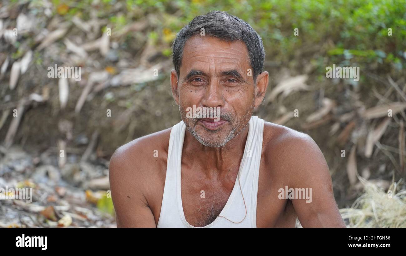 Ein indischer hübscher Farmer lächelt - Farmer Bilder Stockfoto