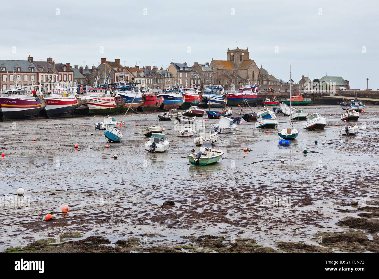Stadtbild von Barfleur, wunderschöne Kleinstadt auf der Halbinsel Cotentin, Normandie, Frankreich. Stockfoto