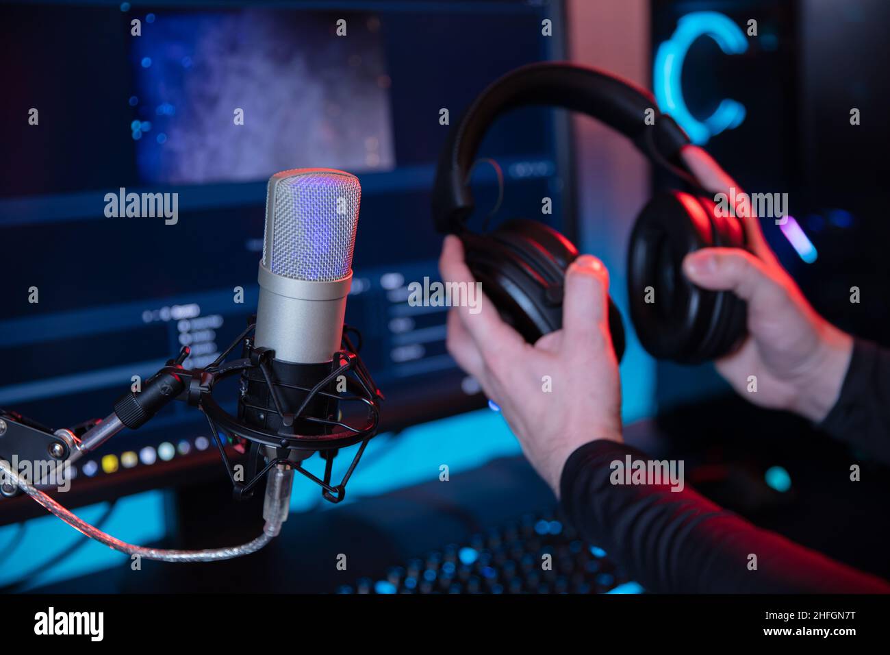 Professionelles Mikrofon auf dem Hintergrund des Streaming- oder Podcast-Raums Stockfoto