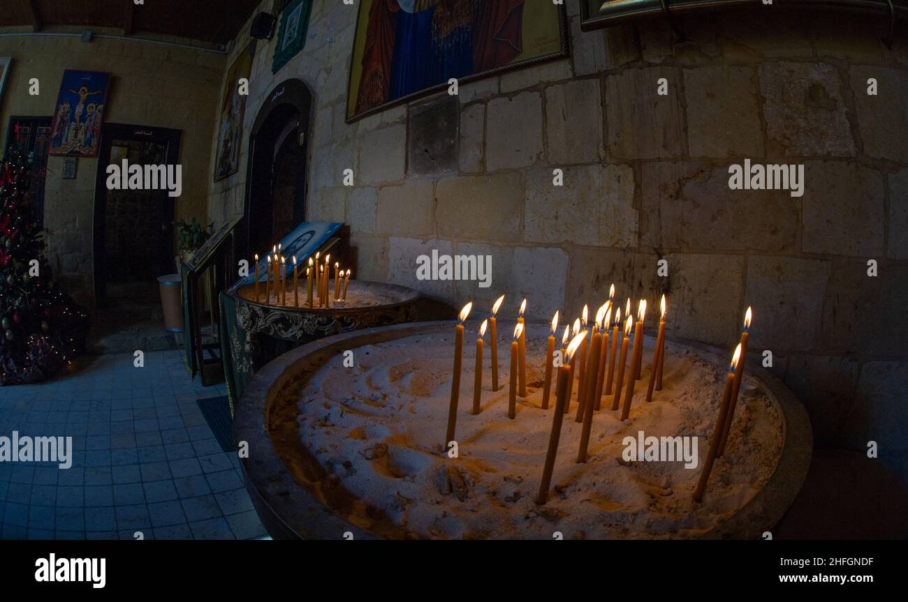 In Al-Salt Jordanien gibt es auch eine orthodoxe und eine muslimische Kirche 26. Dezember 2021 Stockfoto