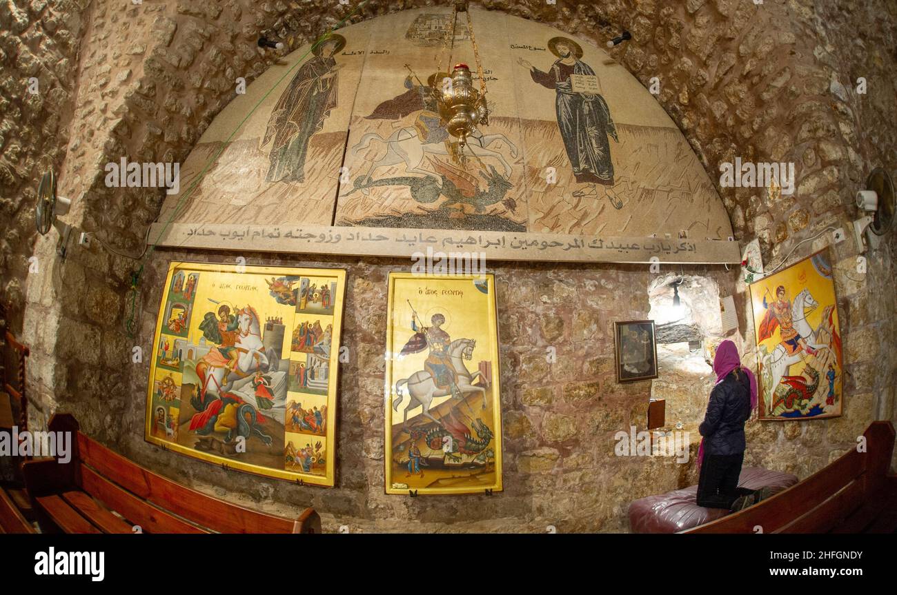 In Al-Salt Jordanien gibt es auch eine orthodoxe und eine muslimische Kirche 26. Dezember 2021 Stockfoto
