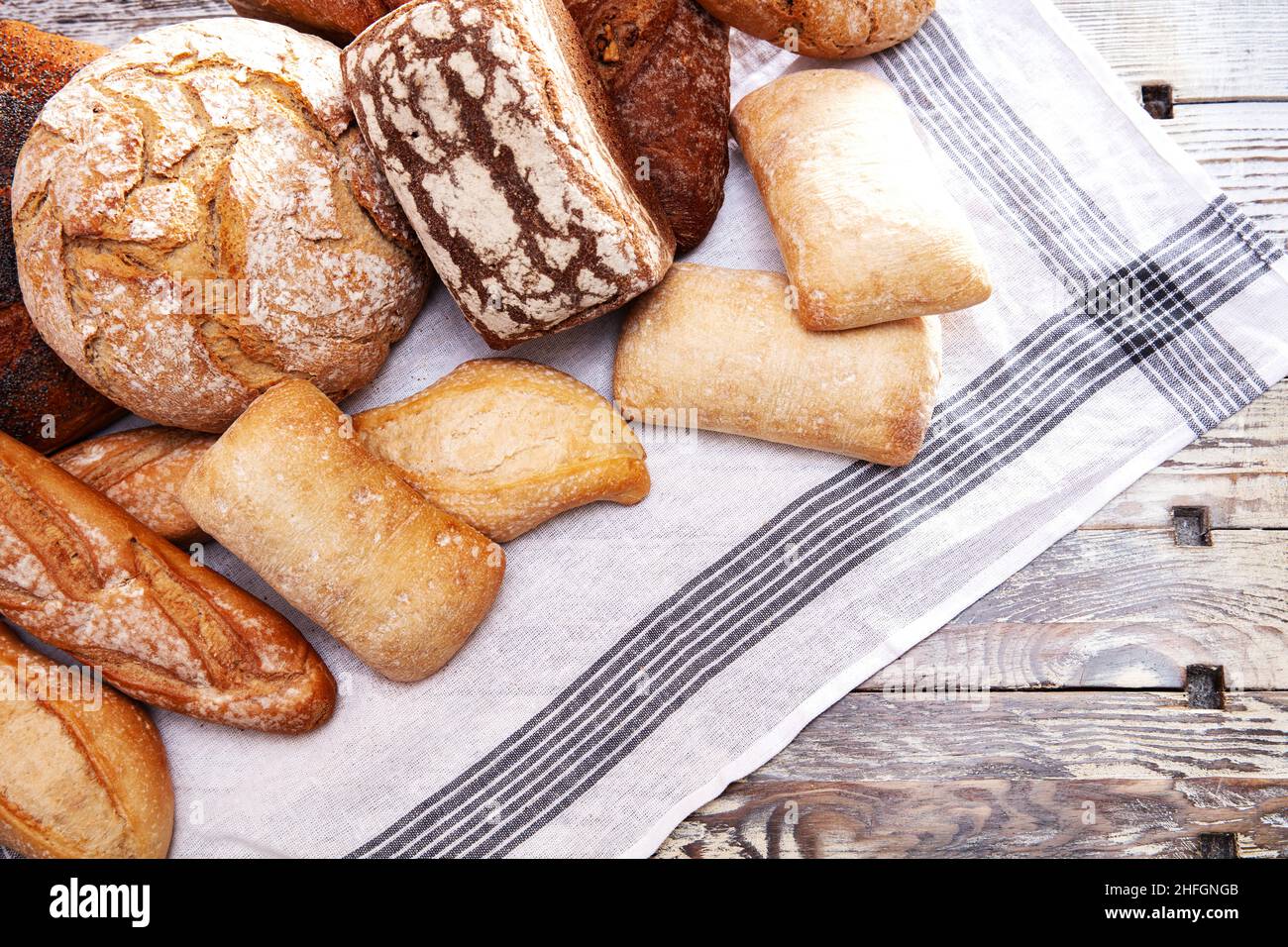 Frisches Brot auf einem Holztisch Stockfoto