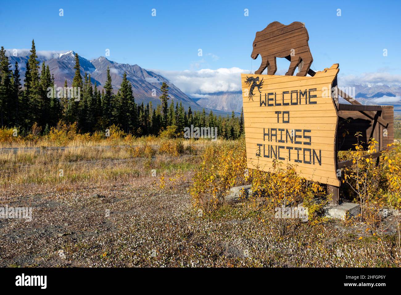 Straßenschild für die Stadt Haines Junction, Yukon Territory, Kanada. Stockfoto