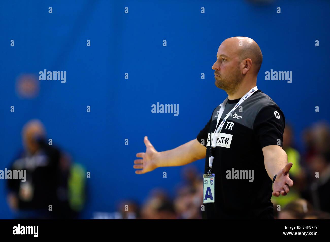 Arandjelovac, Serbien, 14th. Januar 2022. Trainer Robin Gielen reagiert während des EHF-Europameisterschaftscups der Frauen, des letzten 16-Spiels zwischen Cabooter Handbal Venlo und ZRK Bekament Bukovicka Banja in Arandjelovac, Serbien. 14. Januar 2022. Kredit: Nikola Krstic/Alamy Stockfoto