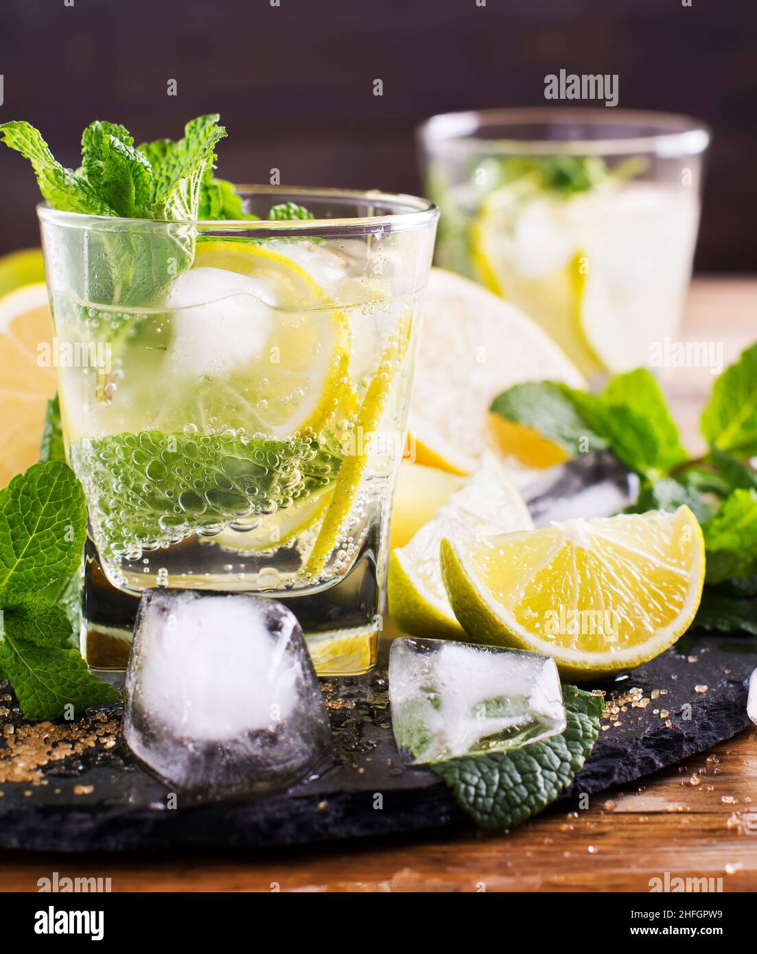 Mojito-Cocktail. Minze, Limette, Eis Zutaten für die Herstellung und Bar Utensilien. Draufsicht. Platz für Text kopieren. Selektiver Fokus. Stockfoto