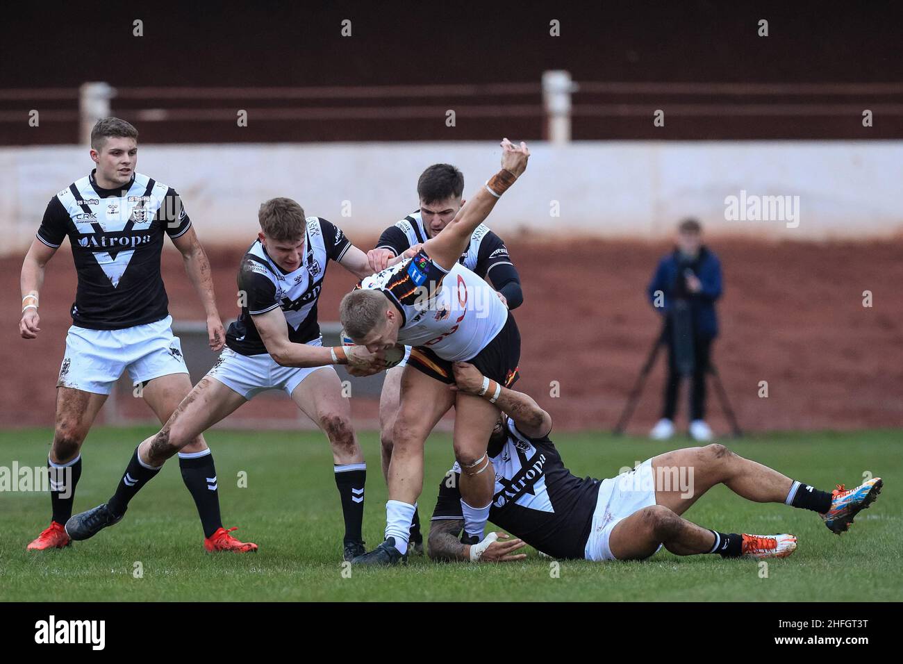 Bradford, Großbritannien. 16th Januar 2022. Charlie Severs von Hull City, Ligi Sao (8) von Hull FC und Marcus Walker (26) von Hull FC bekämpfen Dan Fleming (29) von Bradford Bulls am 1/16/2022 in Bradford, Großbritannien. (Foto von James Heaton/News Images/Sipa USA) Quelle: SIPA USA/Alamy Live News Stockfoto