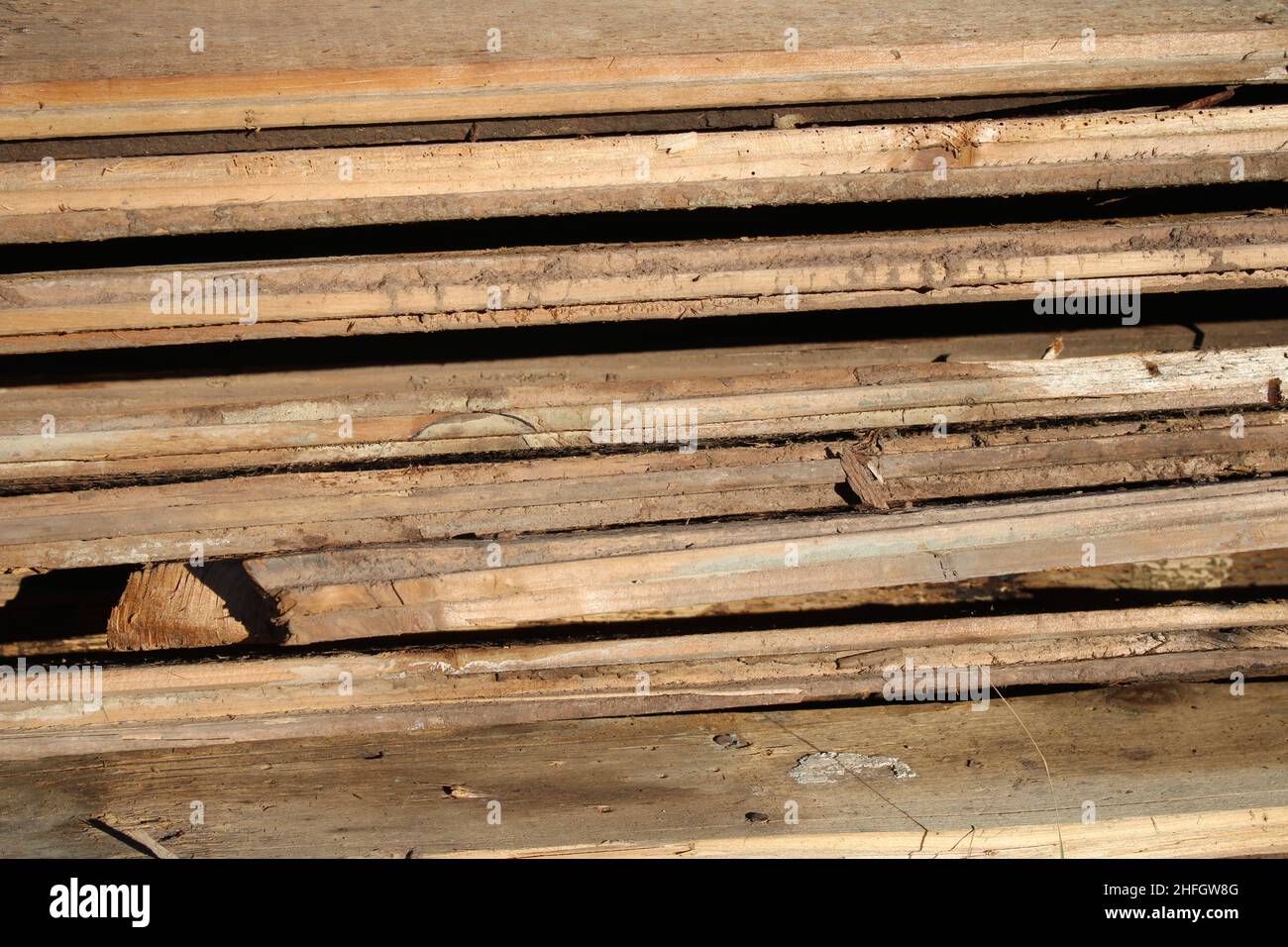 Ein Haufen alter Zungenbretter und Kiefernholzböden Stockfoto