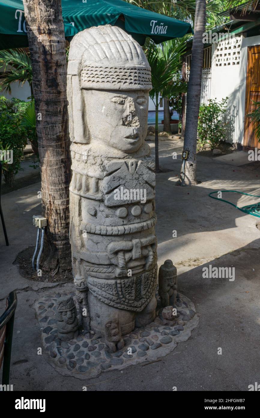 Eine präkolumbianische Skulptur der Ureinwohner in einem Restaurant in Las PE√±itas, einer beliebten Strandstadt in Nicaragua. Stockfoto