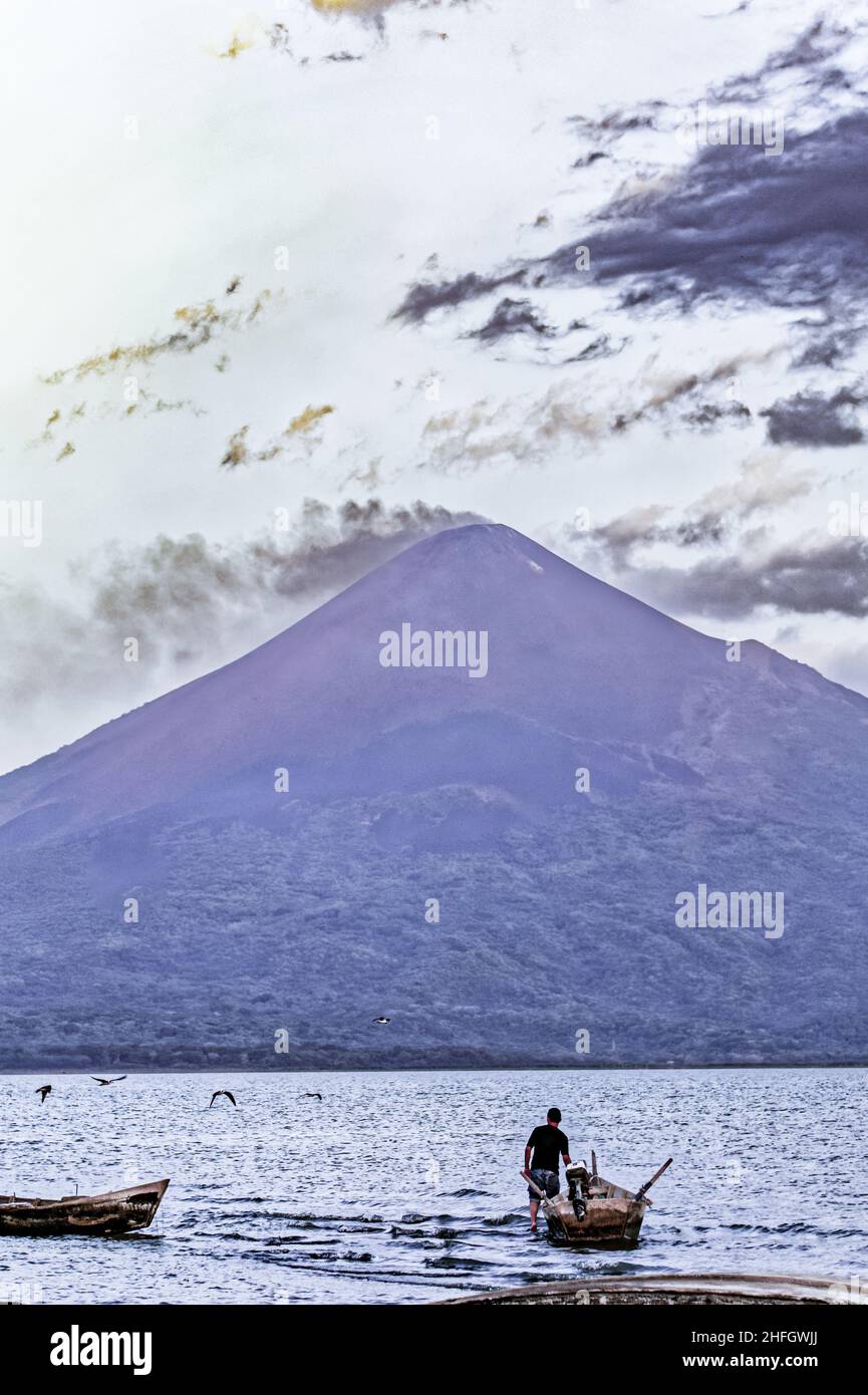 Volcan Momotombo mit Ufervögeln und einem Fischer im Vordergrund, einige Tage nachdem der Vulkan nach der letzten Aktivität Anfang 20t aktiv wurde Stockfoto