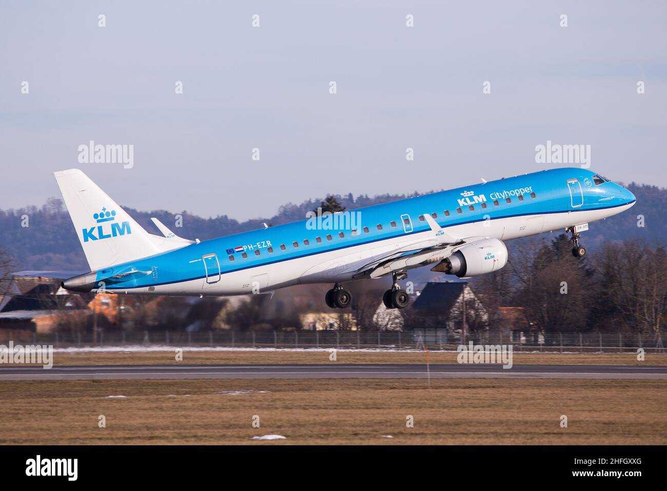 KLM Embraer Jet startet in Graz in Österreich und fliegt nach Amsterdam in den niederlanden Stockfoto