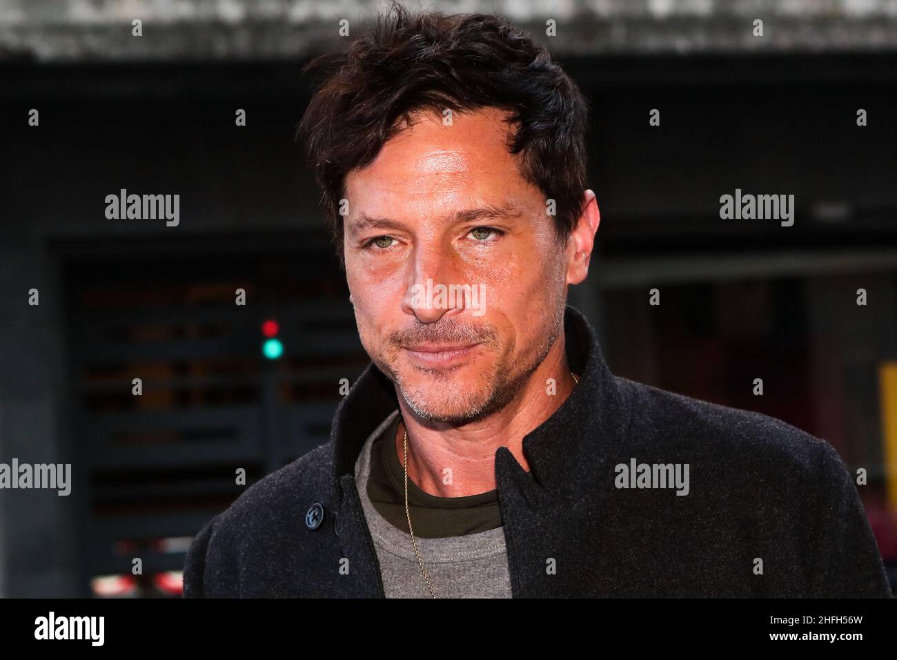 Simon Rex kommt während der MFW 2022 in Mailand, Italien, im Palazzo Parigi an Stockfoto