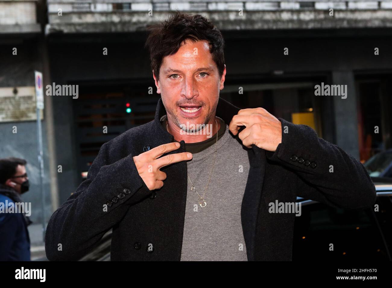 Simon Rex kommt während der MFW 2022 in Mailand, Italien, im Palazzo Parigi an Stockfoto