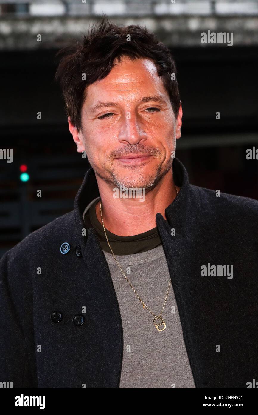 Simon Rex kommt während der MFW 2022 in Mailand, Italien, im Palazzo Parigi an Stockfoto