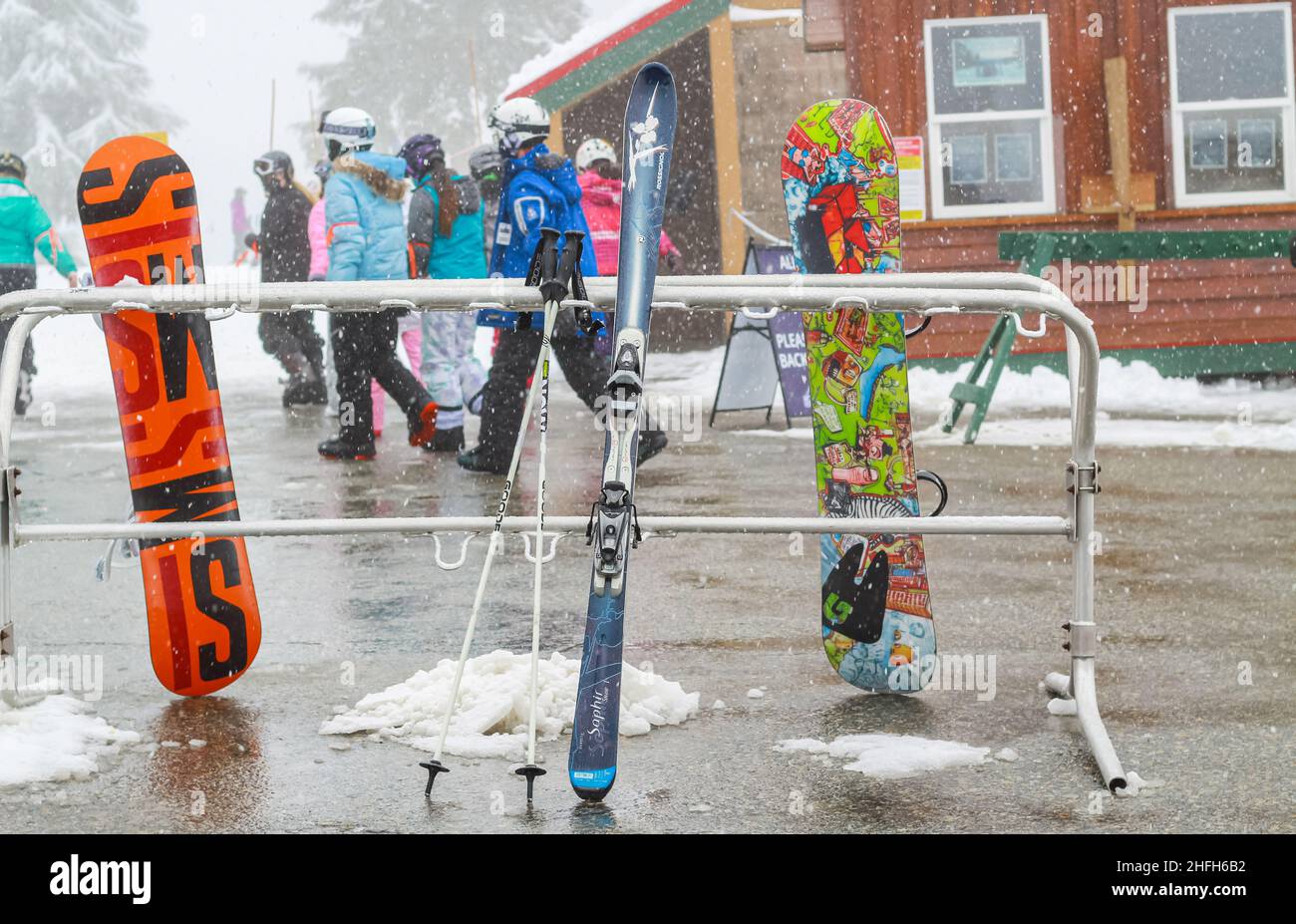Skifahrer im Skigebiet Station am Mt Seymour Ski Resort BC, Kanada-Februar 4,2021. Straßenansicht, Reisefoto, selektiver Fokus. Stockfoto