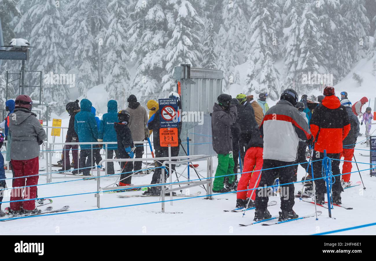 Skifahrer in der Skiregion stehen in einer Schlange vor einer Liftstation im Mt Seymour Ski Resort BC, Kanada-Februar 4,2021. Straßenansicht, Reisefoto, Stockfoto