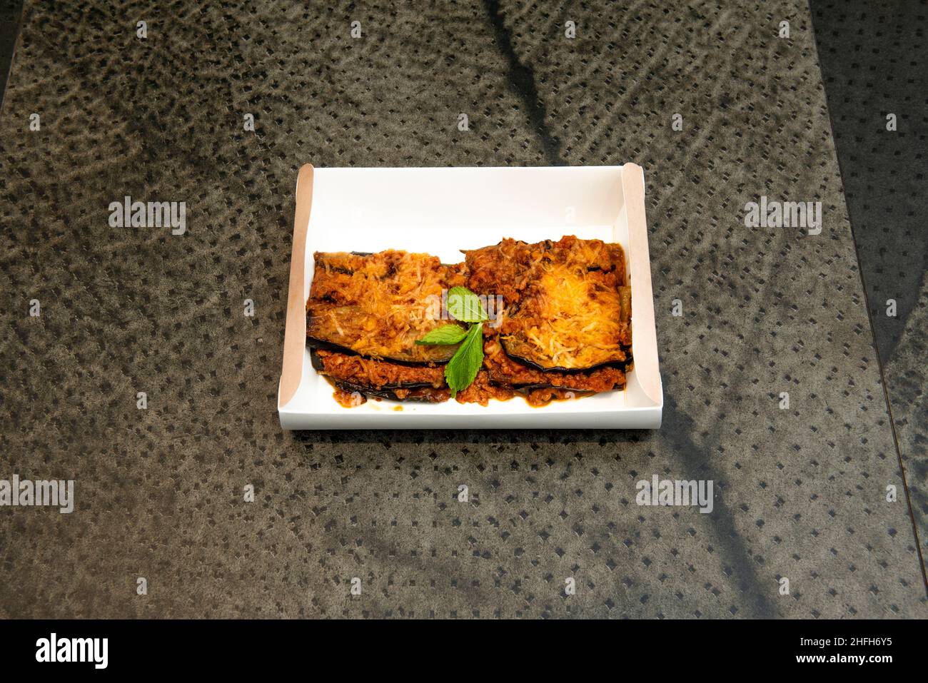 Moussaka ist ein gekochter Salat aus Tomaten und Auberginen und wird normalerweise kalt als Vorspeise serviert. Obwohl es sich um einen arabischen Namen handelt, ist Moussaka of Stockfoto