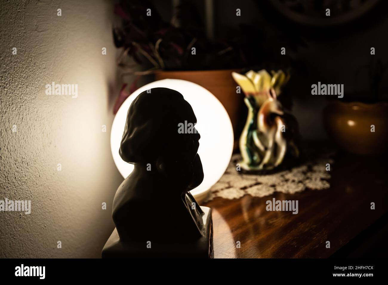 Oslo, Norwegen - dezember 24 2021: Silhouette einer Karl-Marx-Büste auf einem Regal Stockfoto