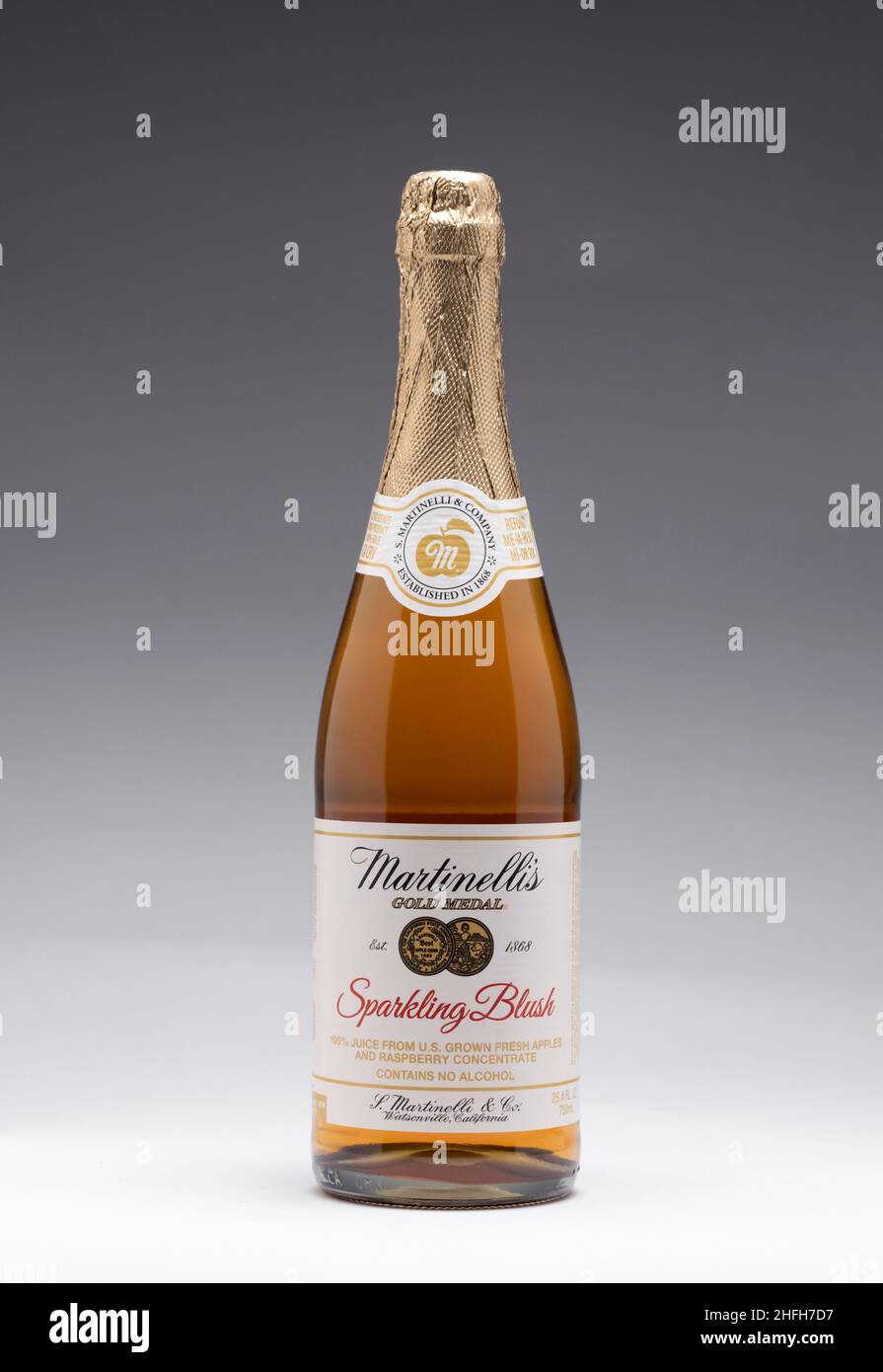 Eine Flasche mit Martinellis Sekt oder Saft aus Apfel, die häufig als alkoholfreier Ersatz für Champagner verwendet wird, auf grauem Hintergrund mit Copy Spa Stockfoto