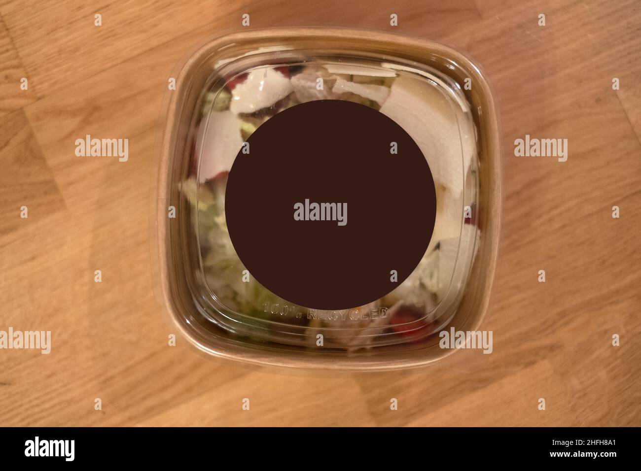 Köstlicher frischer Hühnersalat in einem braunen Lebensmittelbehälter. Stockfoto