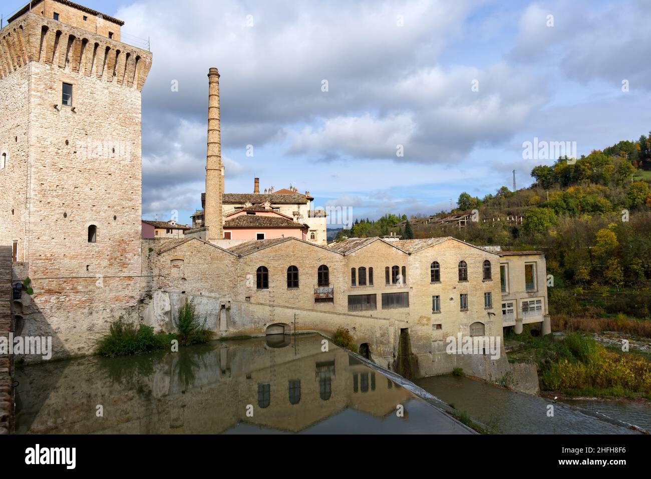 Fermignano, Italien. Panoramablick auf die romanische Brücke über den metauro Stockfoto