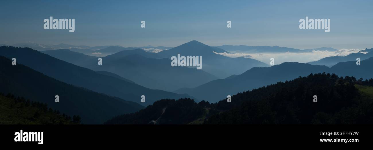 Panoramablick auf die Zigana Mountains am Abend. Silhouette Berggipfel. Die berühmte Zigana Kreuzung. Stockfoto
