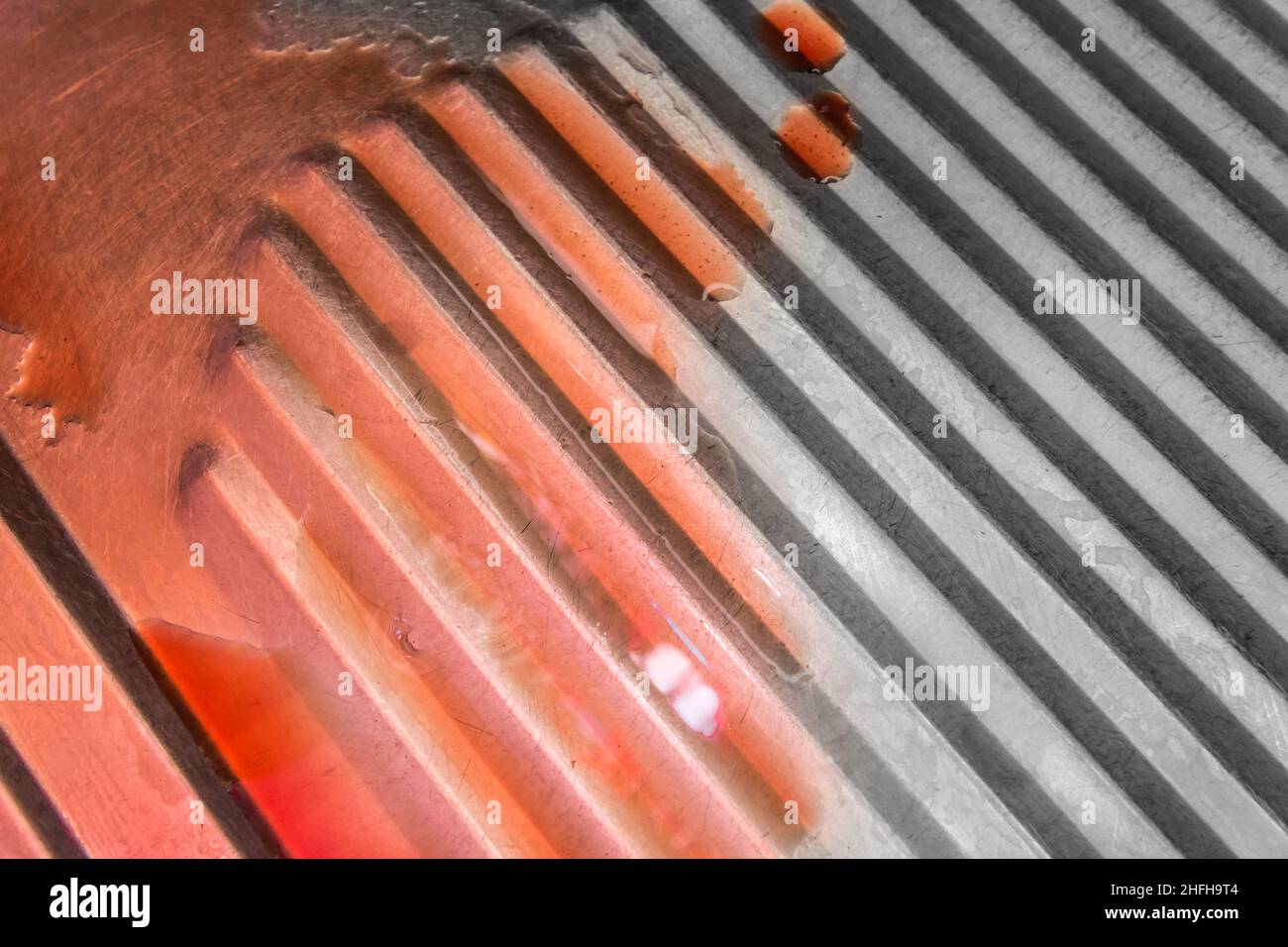 Blutspuren auf einem medizinischen Tablett aus Stahl nach der Operation. Operationstisch. Stockfoto