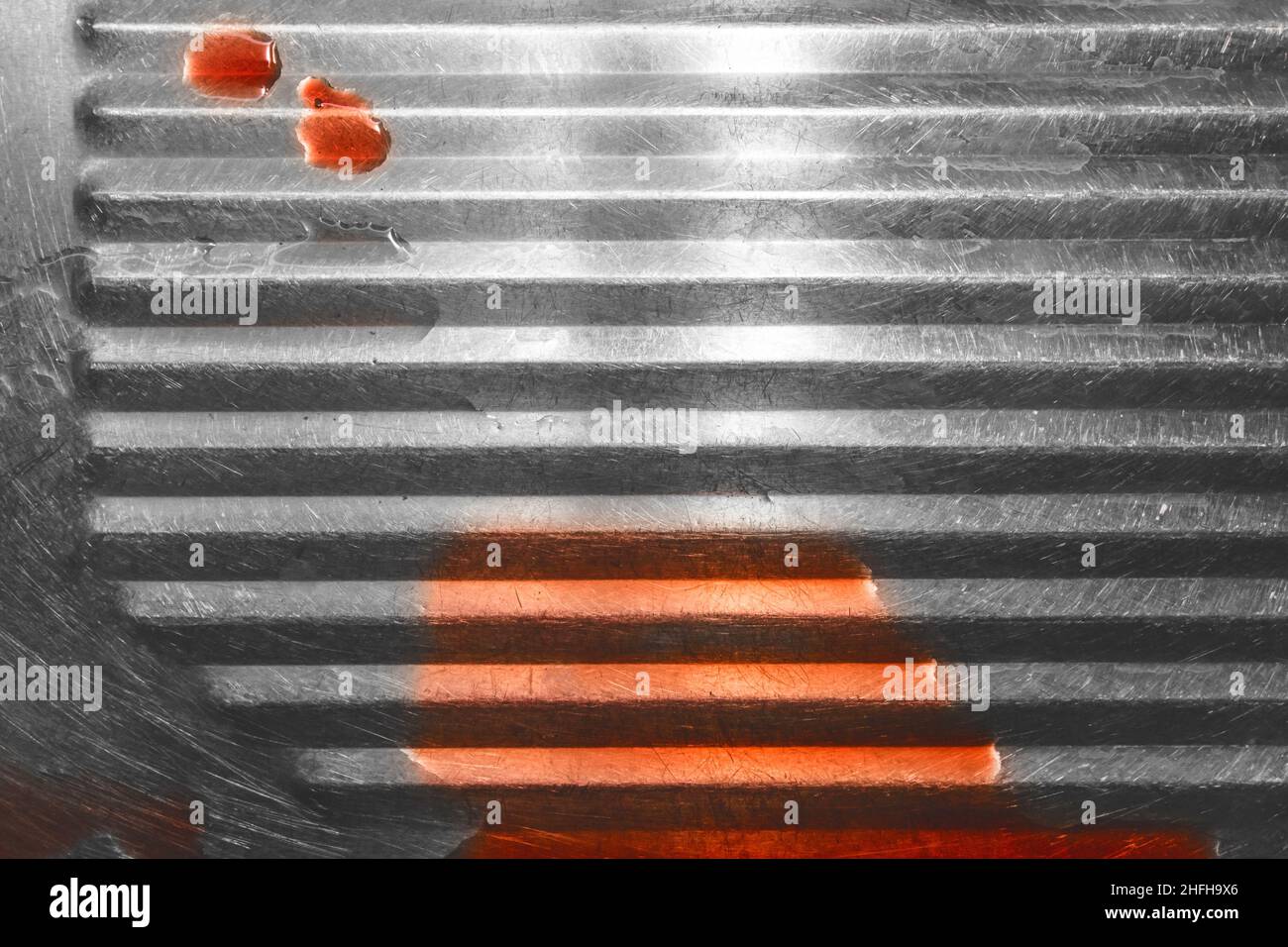 Blutspuren auf einem medizinischen Tablett aus Stahl nach der Operation. Operationstisch. Stockfoto