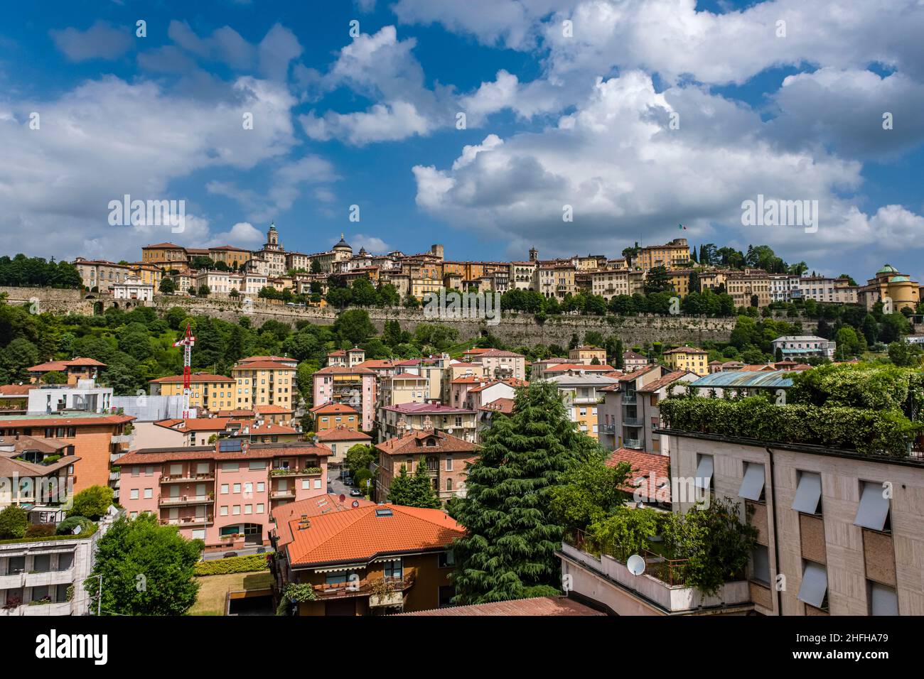 Panoramablick auf den oberen Teil von Bergamo, Città Alta, auf einem großen Felsplateau gelegen. Stockfoto
