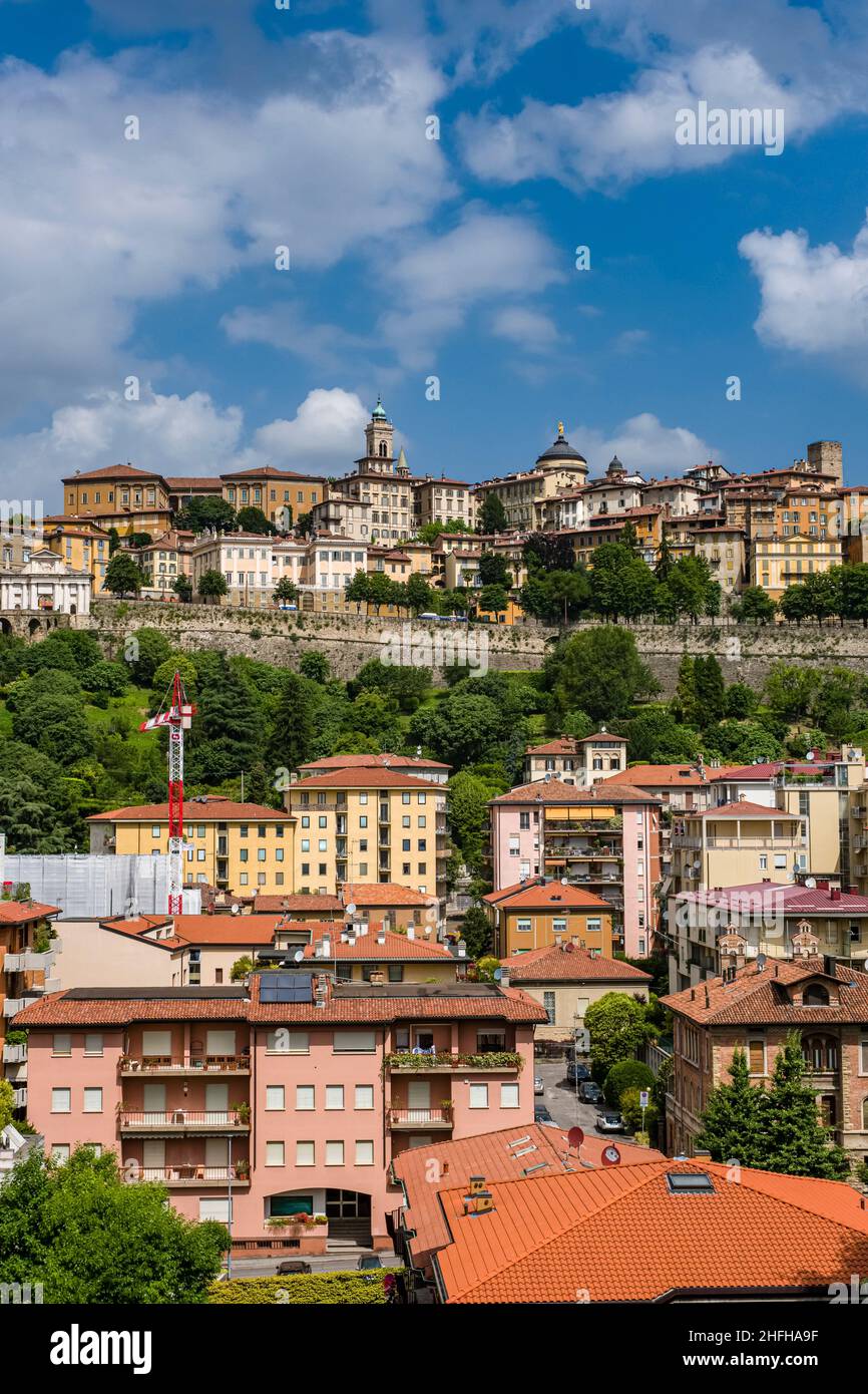 Blick auf den oberen Teil von Bergamo, Città Alta, auf einem großen Felsplateau gelegen. Stockfoto