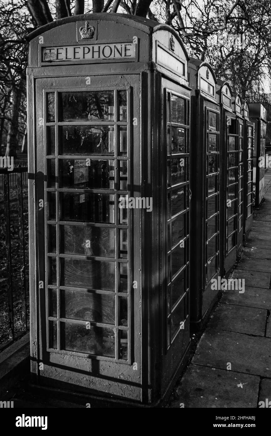 Schwarz-Weiß-Bild einer Reihe von alten ikonischen Londoner Telefonzellen. Stockfoto