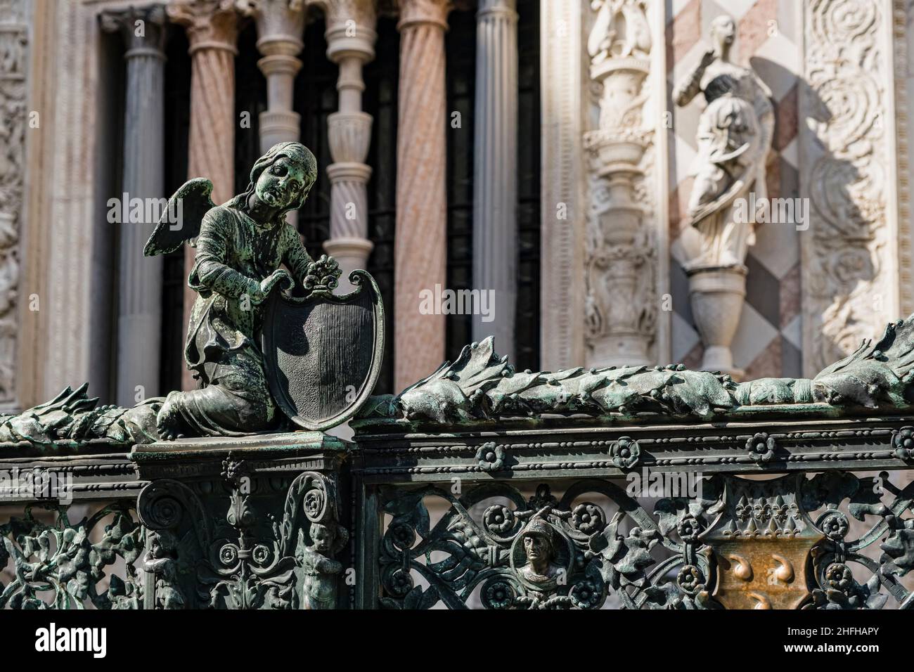 Detail des Eingangstors der Colleoni-Kapelle, Teil der Basilika Santa Maria Maggiore, von der Piazza Duomo aus gesehen. Stockfoto