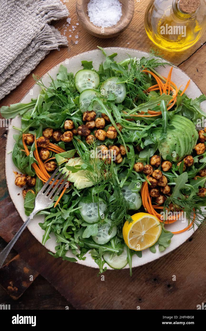 Ein heller und gesunder veganer Salat mit Kichererbsen und Kräutern Stockfoto