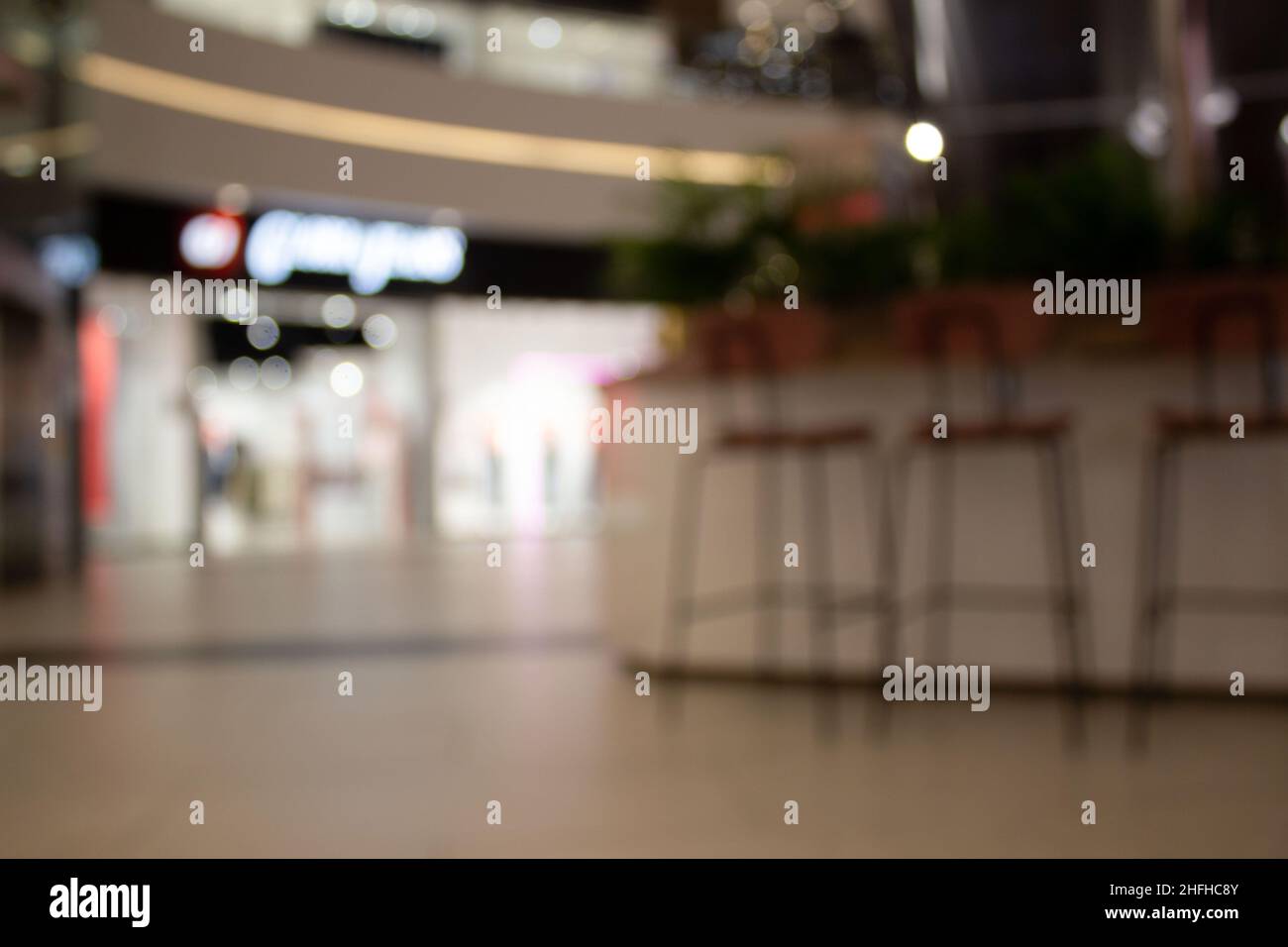 Verschwommener Hintergrund oder unscharfe Darstellung eines Cafés oder Cafés im Einkaufszentrum als Hintergrund Stockfoto