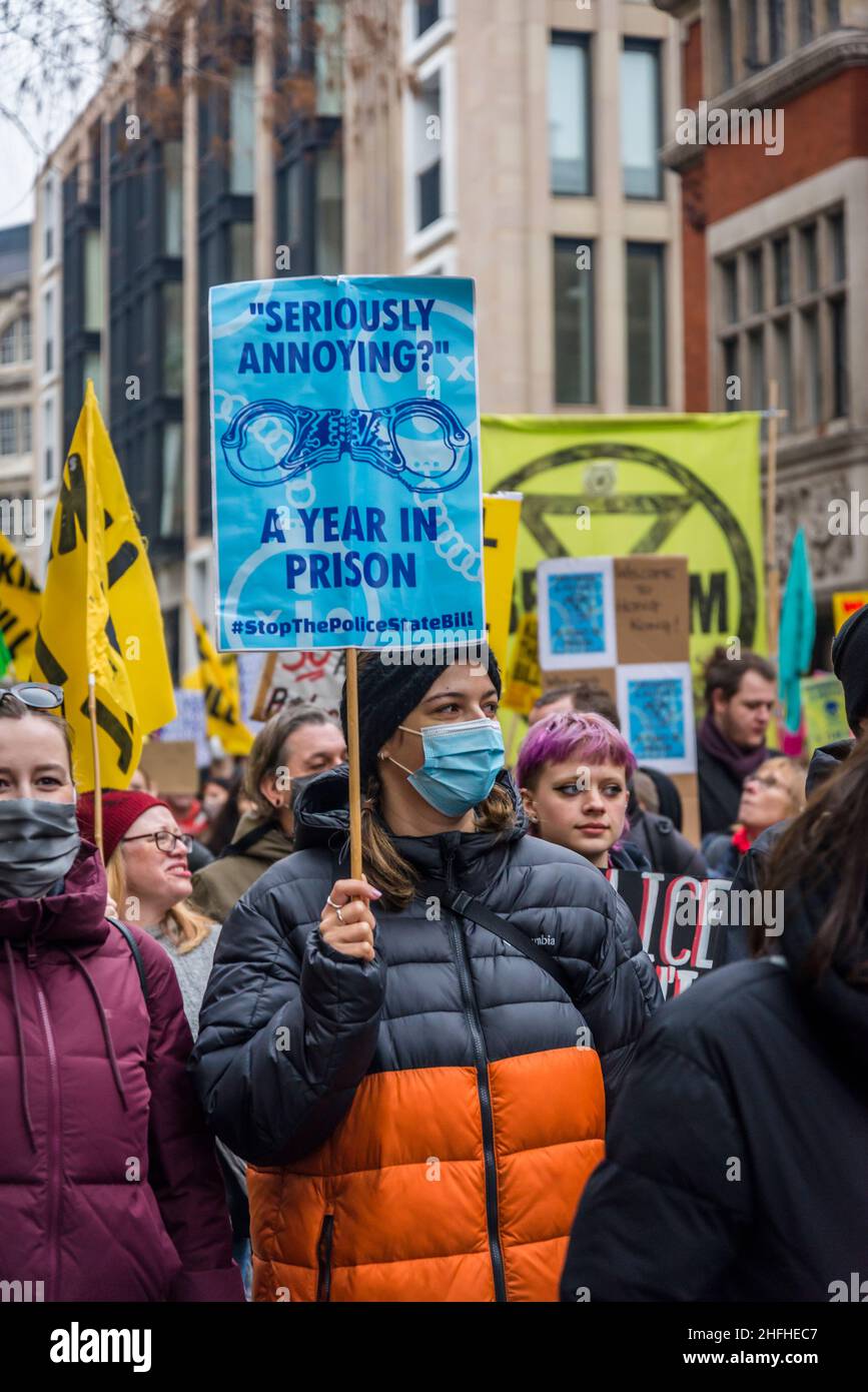 Demonstration „Kill the Bill“ im Zentrum von London vor einer Abstimmung im House of Lords. Das Gesetz über Polizei, Kriminalität, Verurteilung und Gerichte stellt eine Bedrohung für das Recht auf Protest dar. London, England, Großbritannien 15.01.2022 Stockfoto