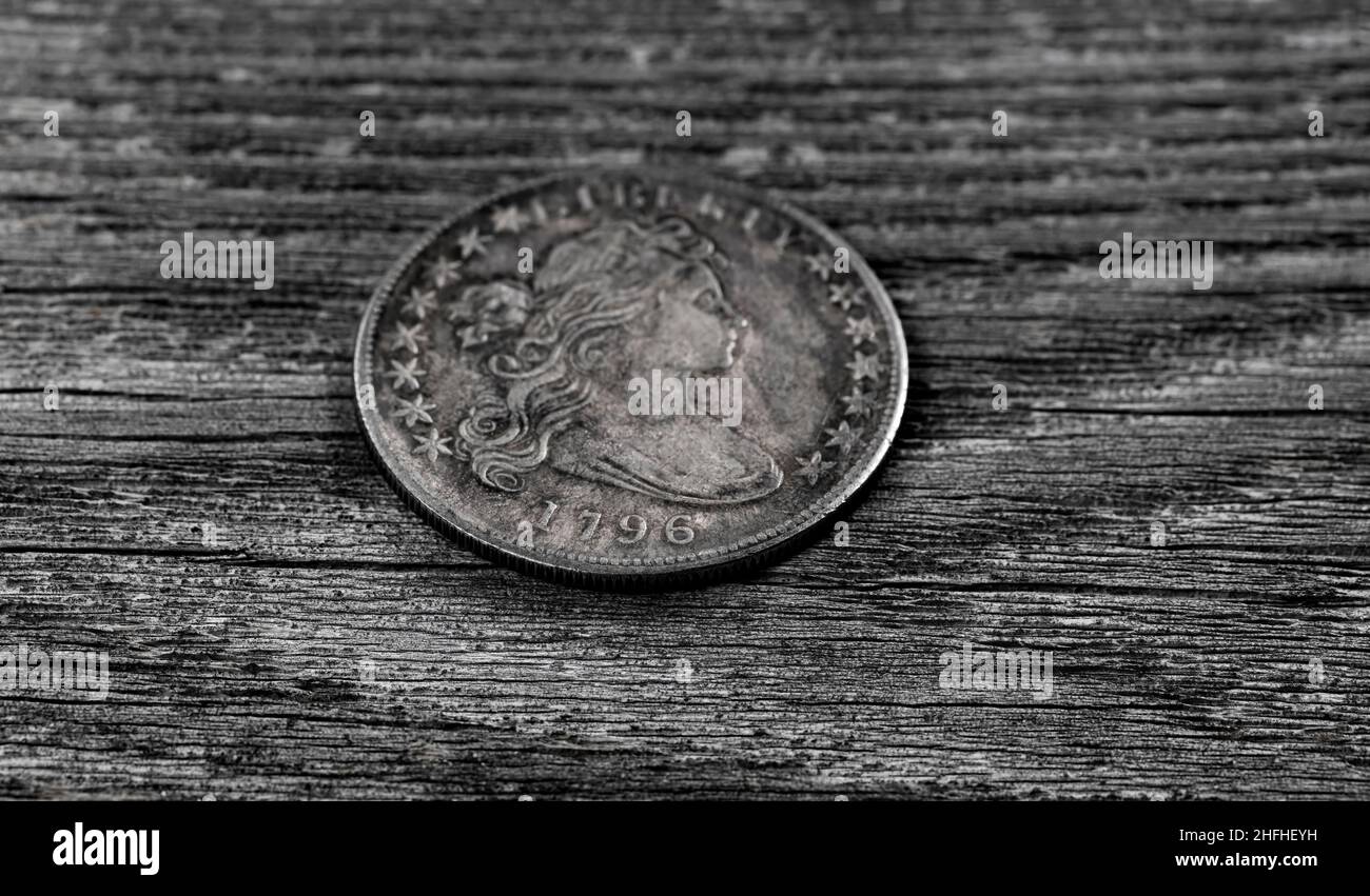 Antike US-amerikanische Prägung der ersten Silberdollar-Münzen, die als drapierter Büsteldollar bezeichnet werden, mit Fokus auf das Datum Stockfoto